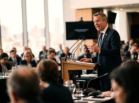 Warsh Vows Fed Independence, Prioritizes Inflation Fight