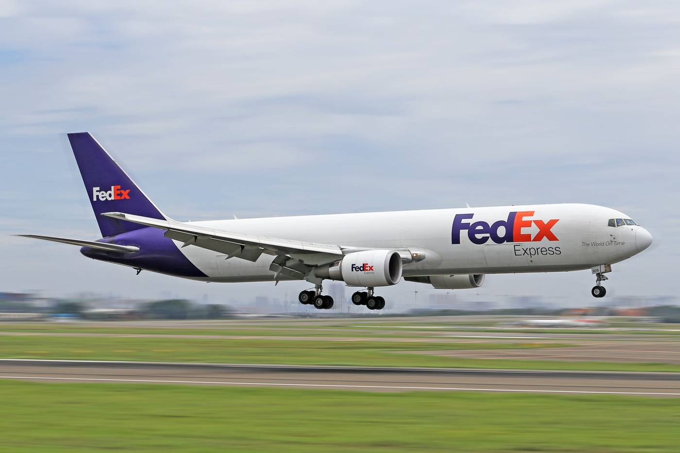 Fedex cargo aircraft tarmac
